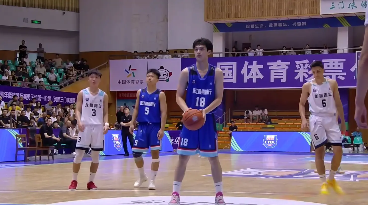 真精彩！卫冕冠军送领头羊首败，周怡杉独砍22+8，管子煜空砍25+8