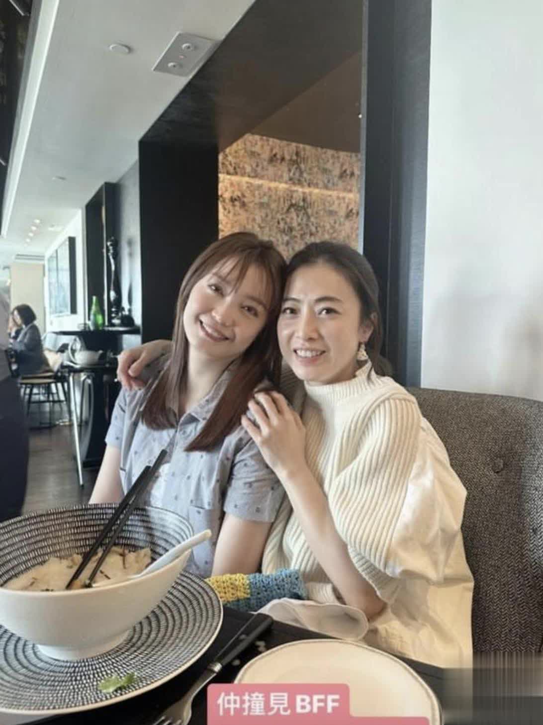 甘比带16岁女儿看球赛，刘秀桦打扮成熟，林建岳女友也在场