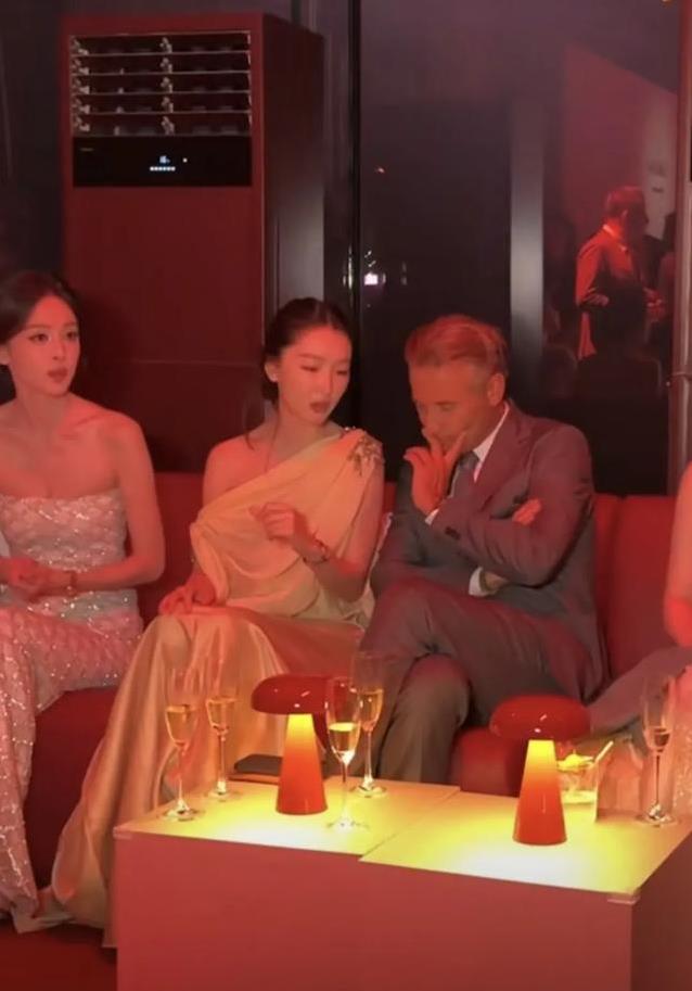 古力娜扎瘦成纸片人，周冬雨却美出新高度，同框谁更抢眼？