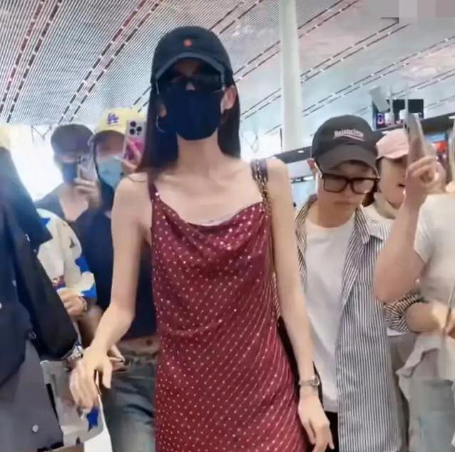 古力娜扎瘦成纸片人，周冬雨却美出新高度，同框谁更抢眼？