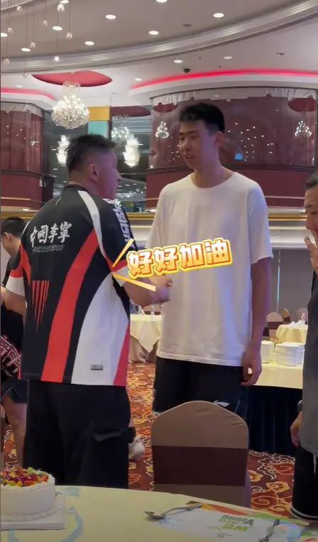杜锋庆生！周鹏为他戴生日皇冠 杜润旺想动手拍蛋糕 徐昕握手送祝福