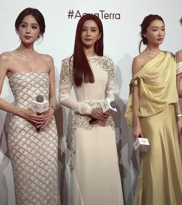 古力娜扎瘦成纸片人，周冬雨却美出新高度，同框谁更抢眼？