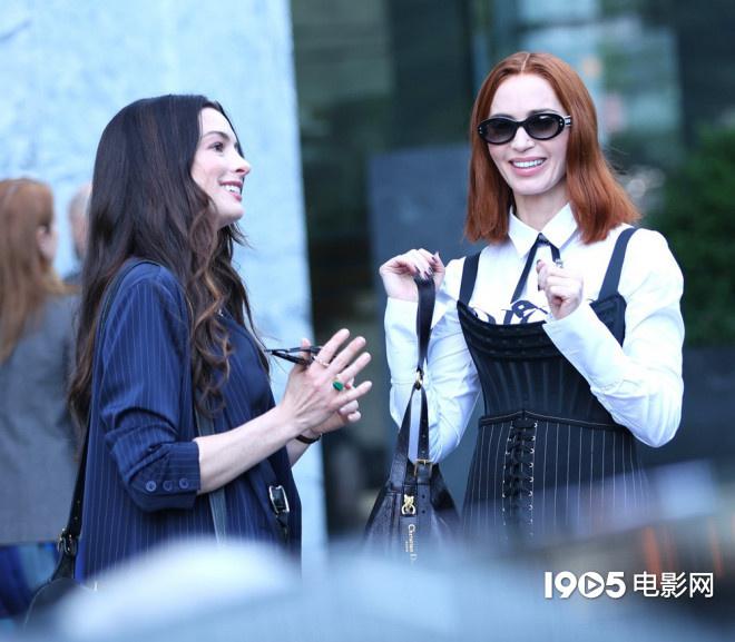 《穿普拉达的女王2》曝路透 艾米莉·布朗特首现身