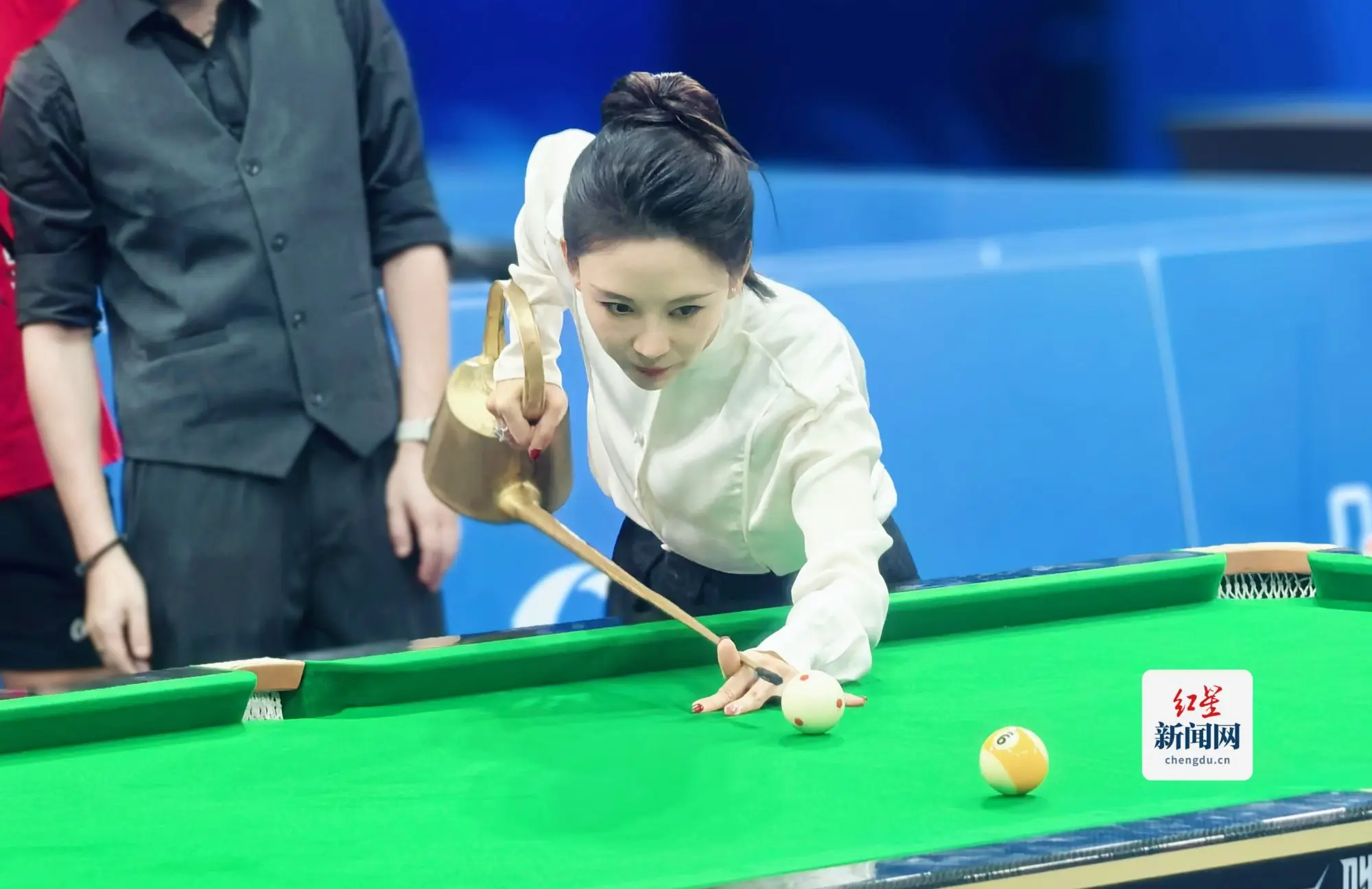 潘晓婷探秘世运会台球场馆 与球迷互动，晾衣架、羽毛球拍、长嘴茶壶齐上阵