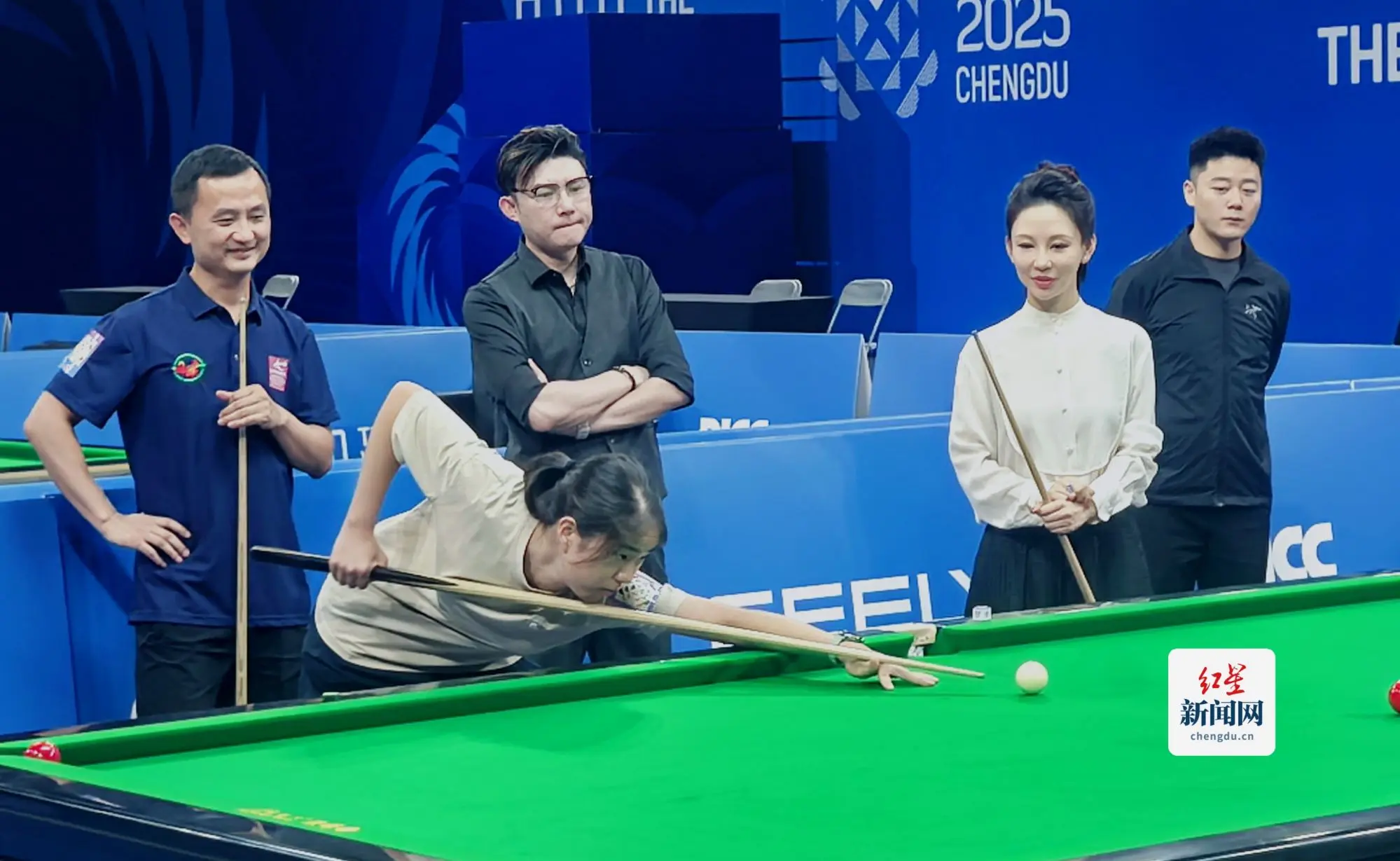 潘晓婷探秘世运会台球场馆 与球迷互动，晾衣架、羽毛球拍、长嘴茶壶齐上阵