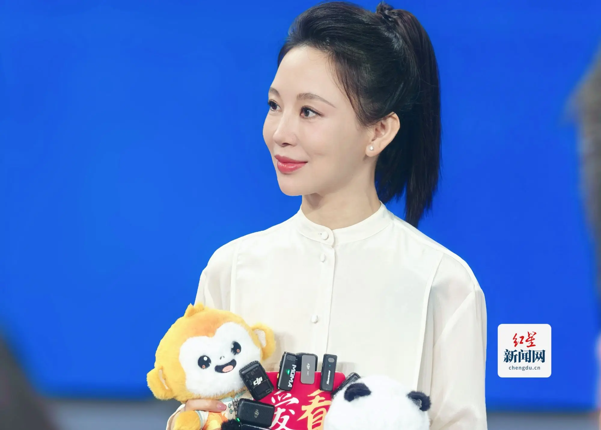 潘晓婷探秘世运会台球场馆 与球迷互动，晾衣架、羽毛球拍、长嘴茶壶齐上阵