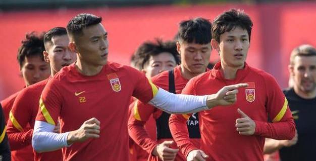 国足新帅人选推荐，46岁的比甲冠军教头值得考虑，曾执教上港