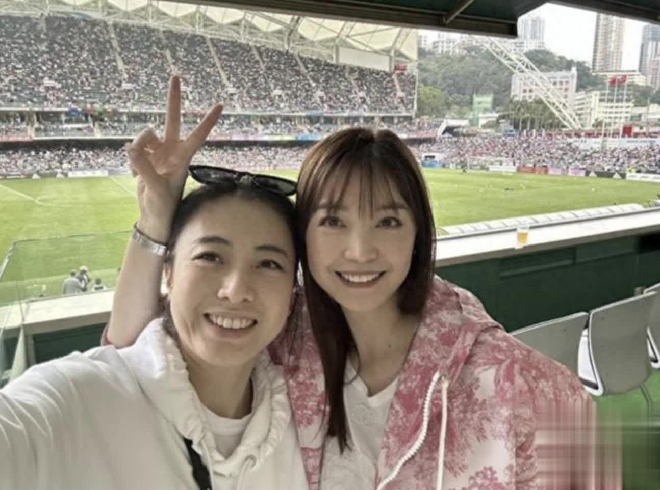 甘比带16岁女儿看球赛，刘秀桦打扮成熟，林建岳女友也在场