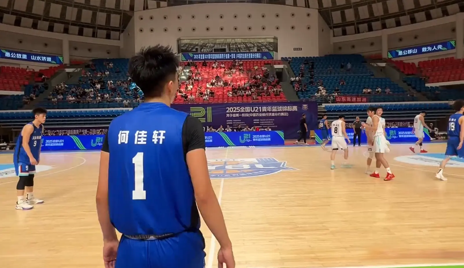 苦战双加时！山东大汉砍46+11，率上海力克强敌，何佳轩空砍39+13