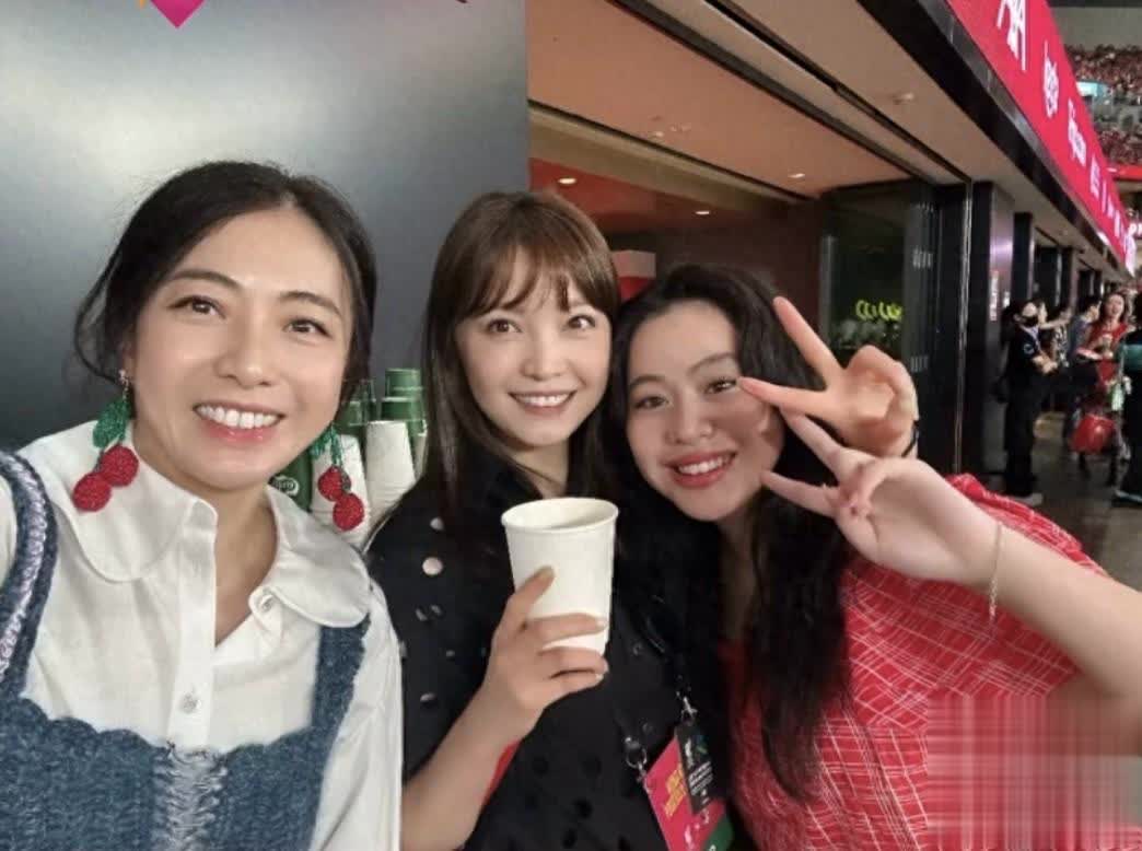 甘比带16岁女儿看球赛，刘秀桦打扮成熟，林建岳女友也在场