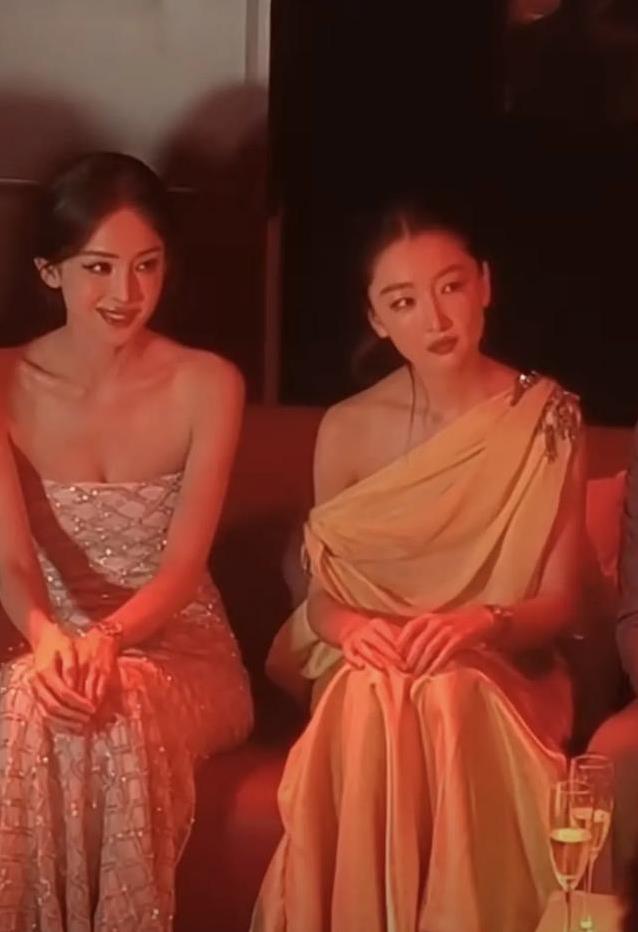 古力娜扎瘦成纸片人，周冬雨却美出新高度，同框谁更抢眼？