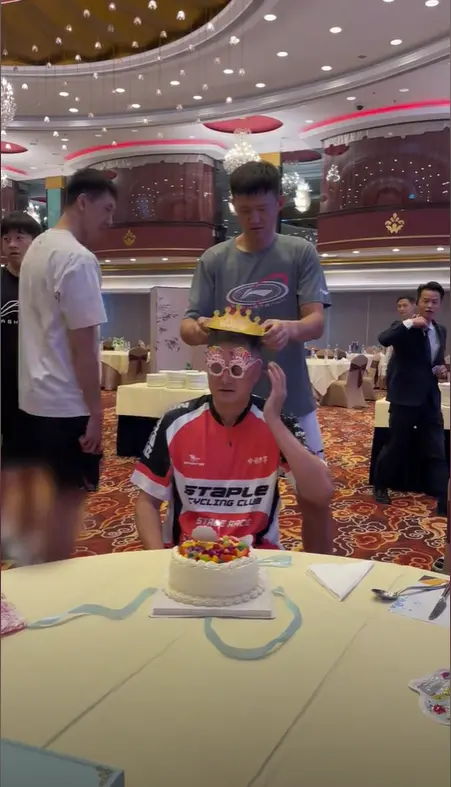 杜锋庆生！周鹏为他戴生日皇冠 杜润旺想动手拍蛋糕 徐昕握手送祝福