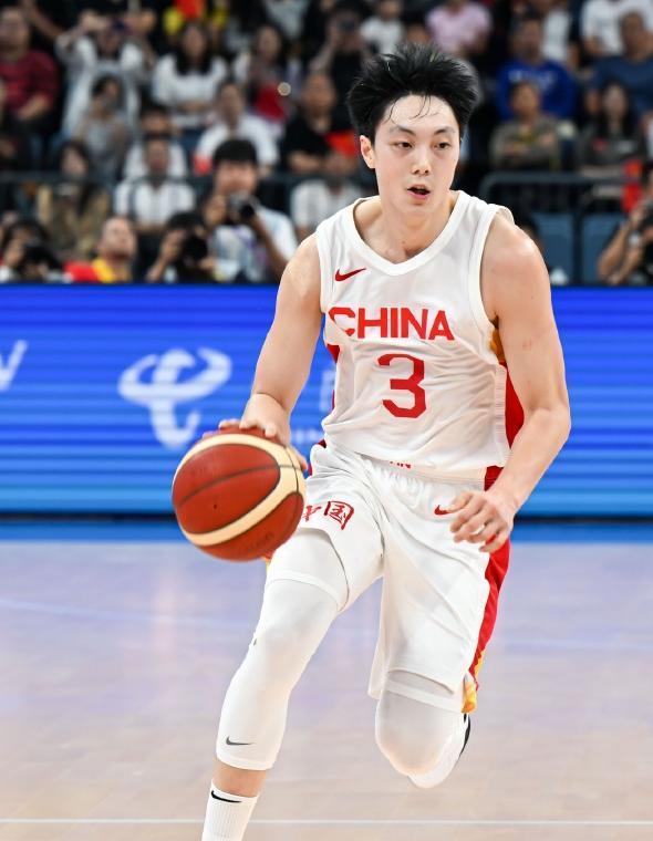 他堪称男篮版“李缘”，4场热身赛23中7，状态低迷，仍受郭导重用