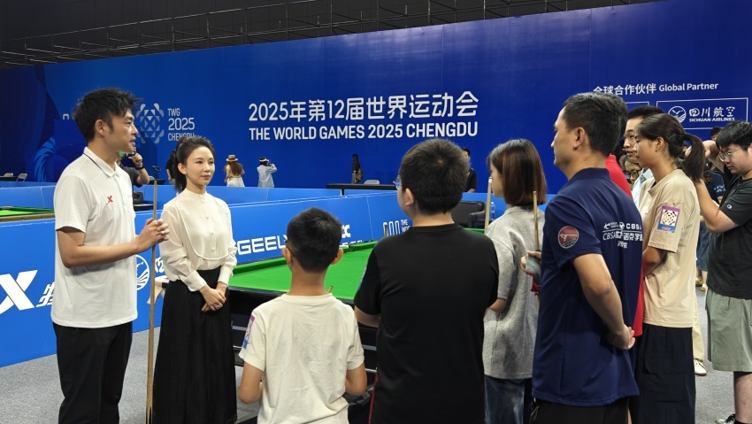 “九球天后”潘晓婷现身成都探秘世运会台球赛场