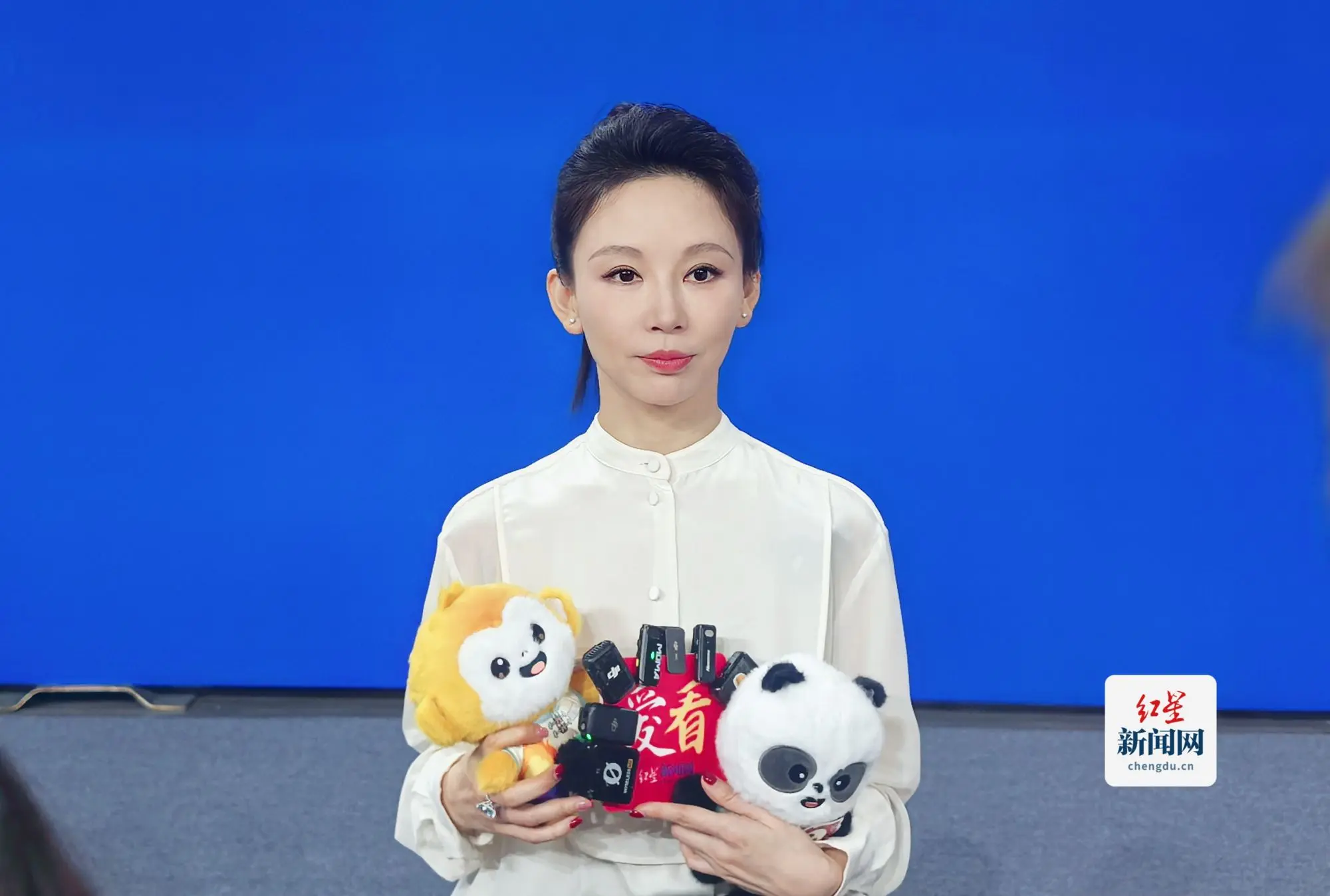 潘晓婷探秘世运会台球场馆 与球迷互动，晾衣架、羽毛球拍、长嘴茶壶齐上阵