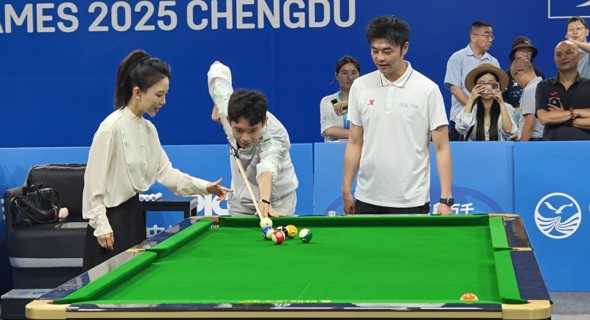 “九球天后”潘晓婷现身成都探秘世运会台球赛场