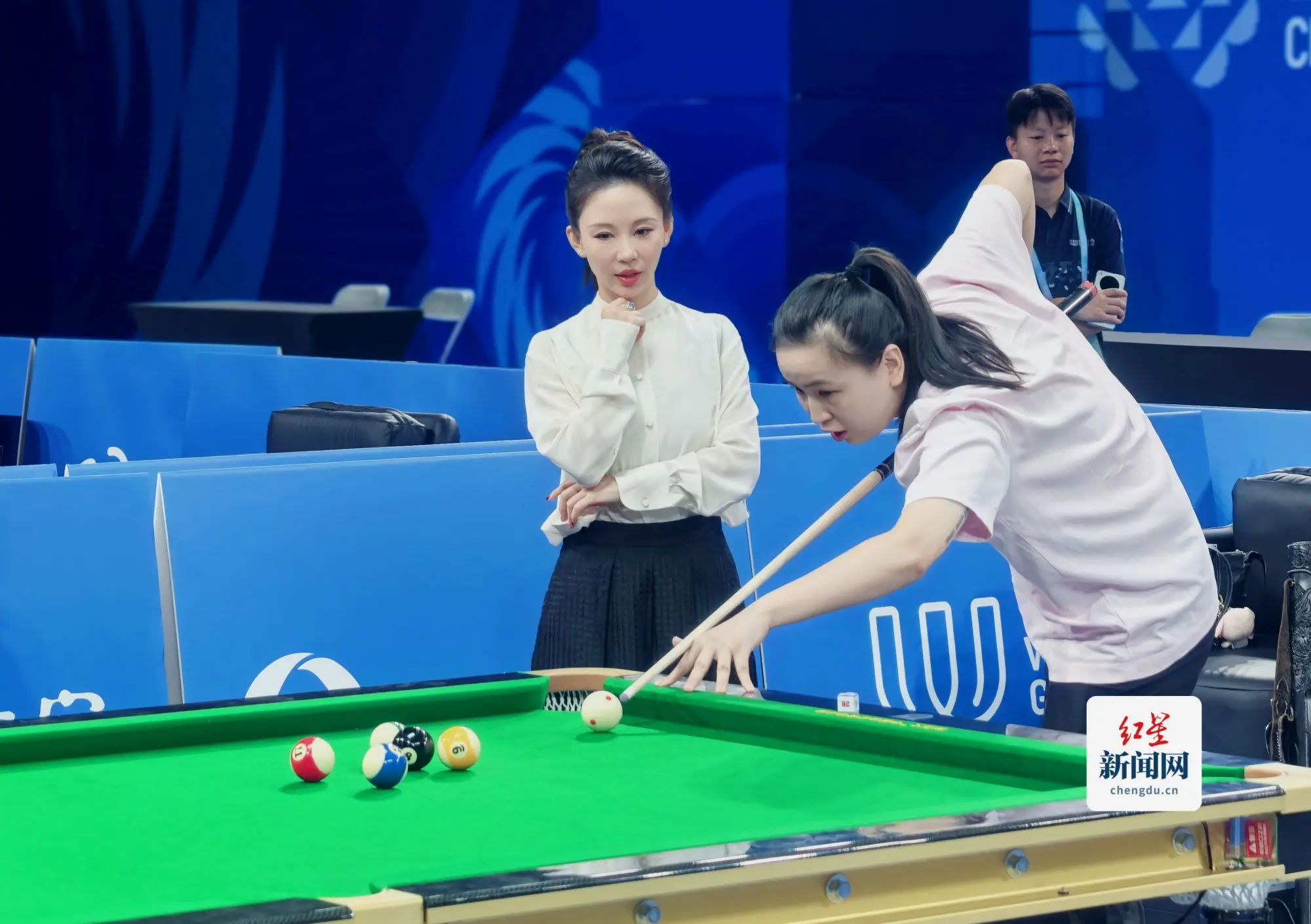 潘晓婷探秘世运会台球场馆 与球迷互动，晾衣架、羽毛球拍、长嘴茶壶齐上阵