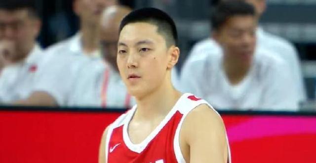 他堪称男篮版“李缘”，4场热身赛23中7，状态低迷，仍受郭导重用