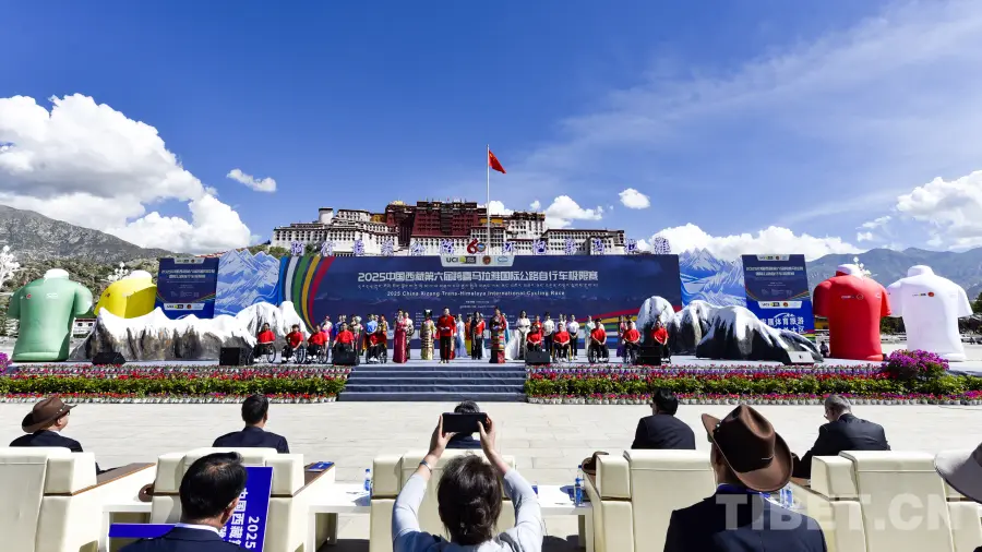 2025中国西藏第六届跨喜马拉雅国际公路自行车极限赛在布达拉宫广场开幕