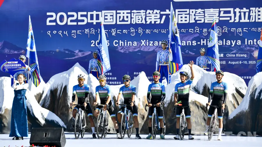2025中国西藏第六届跨喜马拉雅国际公路自行车极限赛在布达拉宫广场开幕