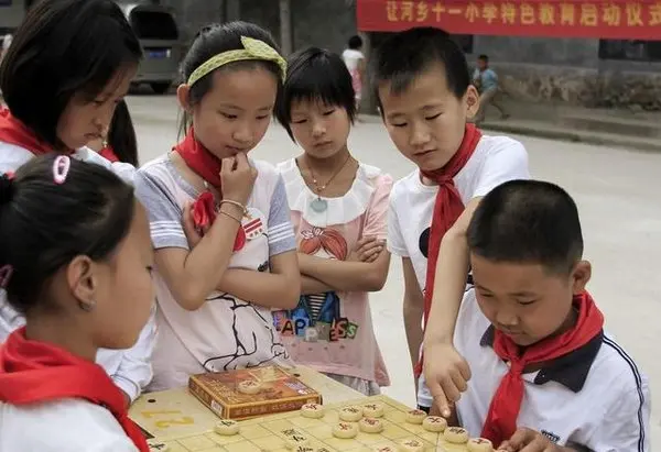 为何象棋高手总爱摸棋子？心理学解释一针见血