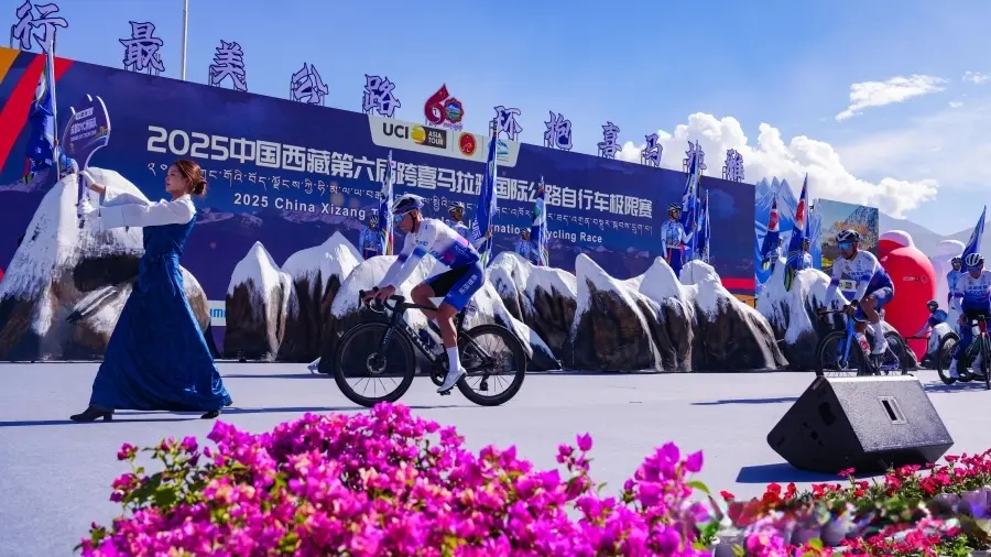 2025中国西藏第六届跨喜马拉雅国际公路自行车极限赛在布达拉宫广场开幕