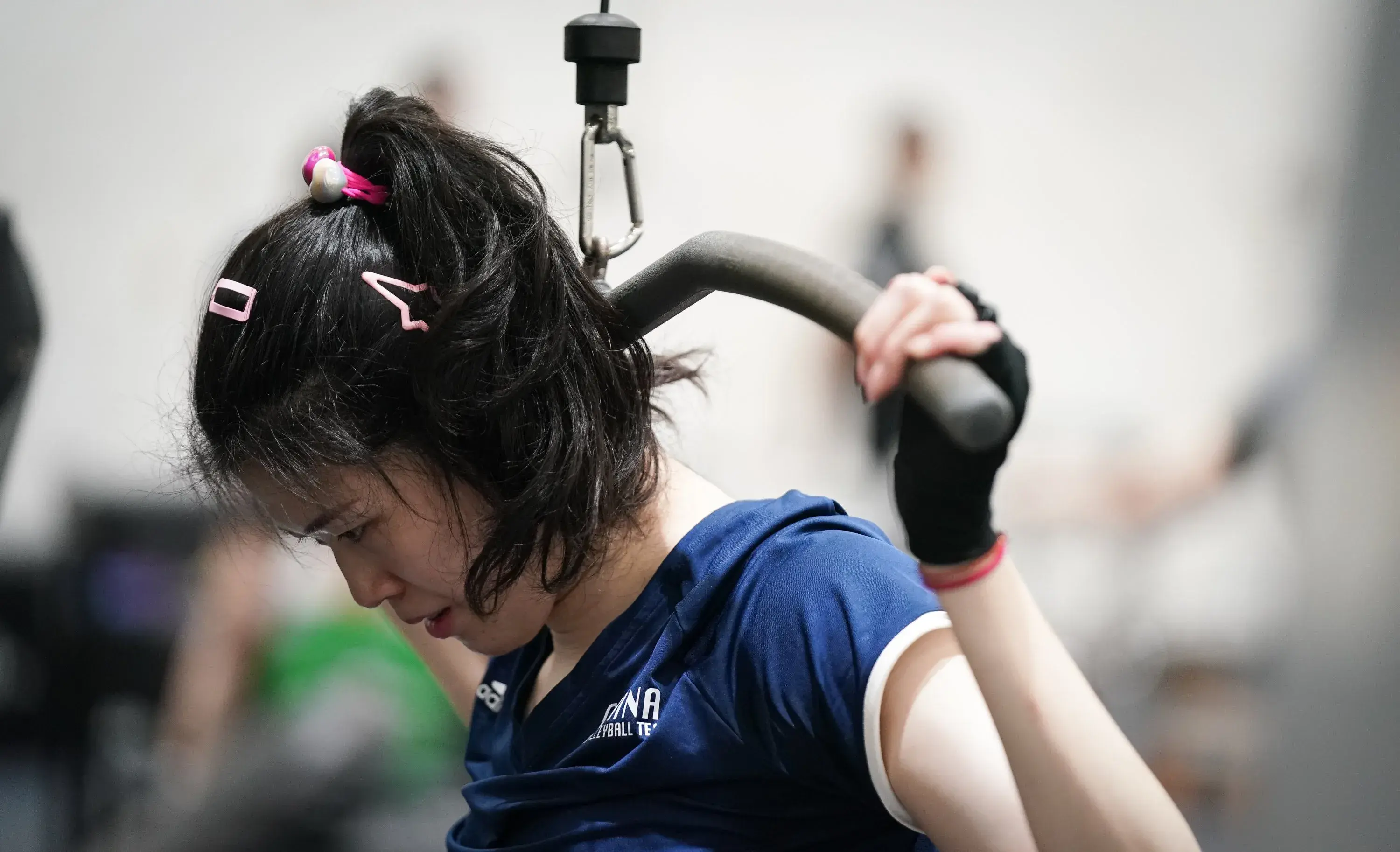 中国女排最新训练照！李盈莹练力量，王梦洁手缠绷带，杨舒茗归队