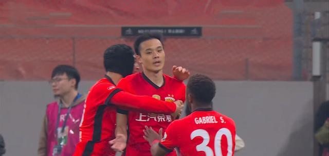 CCTV16直播，申花剑指7分优势，阿马杜踢后卫难挡金靴 海港落下风