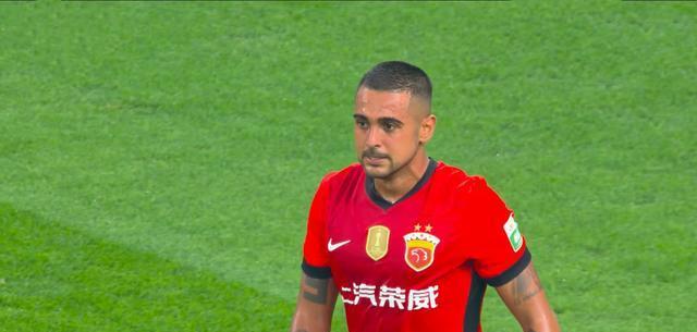 CCTV16直播，申花剑指7分优势，阿马杜踢后卫难挡金靴 海港落下风