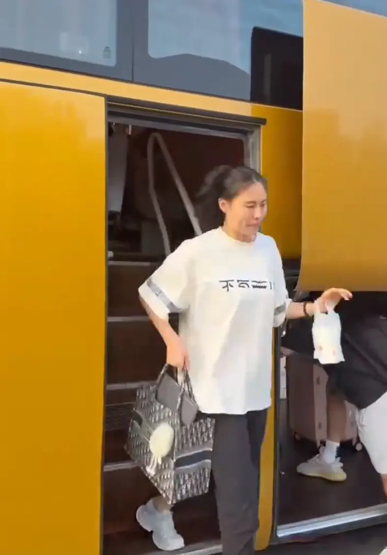 女篮传来好消息，李梦王思雨亮相，刘禹彤韩旭来了，首秀时间已定