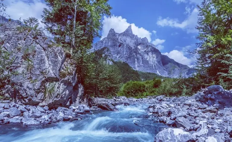 山上为什么会有流不完的水？是山顶一直在下雨吗？