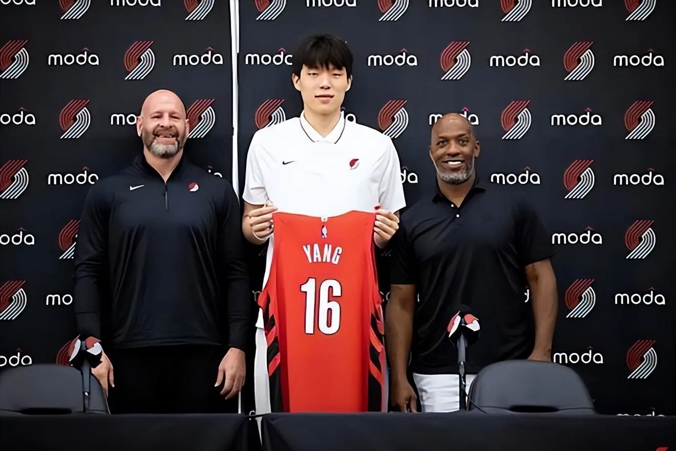杨瀚森和翻译的组合很有趣，不参加亚洲杯可以让他尽快融入开拓者