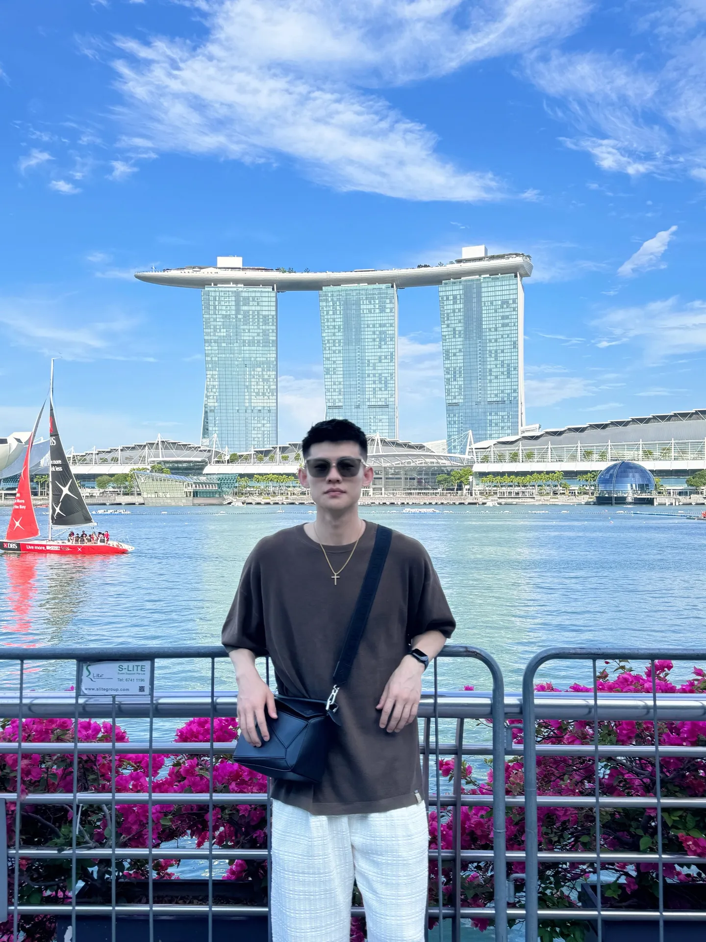 王岚嵚社媒发布旅行碎片：这么近那么美，一年前去趟坡