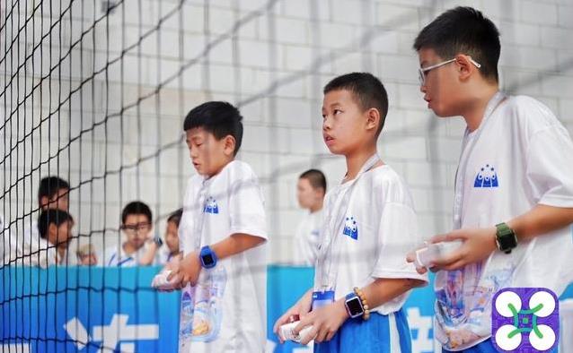 小学生操控无人机踢足球，青羊少年全国八强，背后付出有多大？
