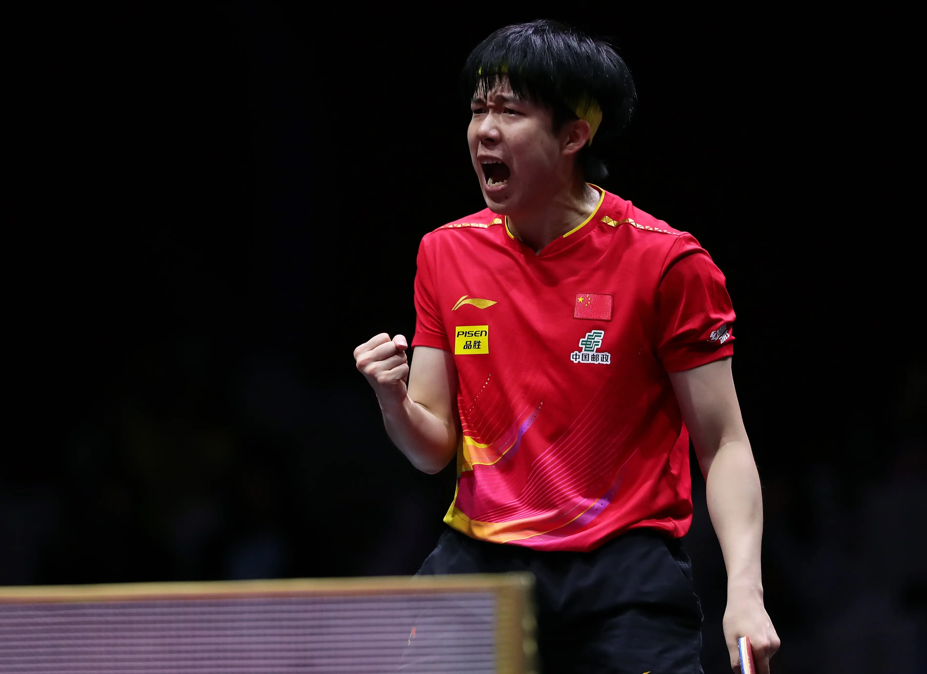 国乒两人一轮游！王楚钦3-0过关成下半区独苗，王艺迪救2赛点晋级