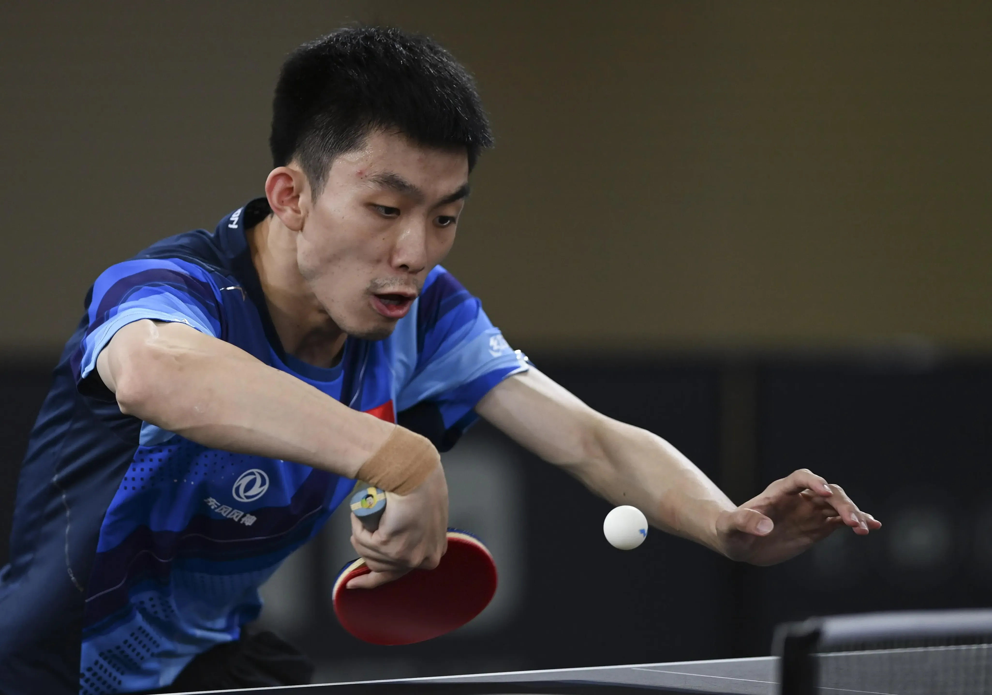 国乒两人一轮游！王楚钦3-0过关成下半区独苗，王艺迪救2赛点晋级