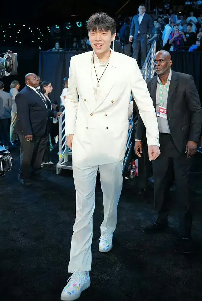 杨瀚森即将前往美国备战NBA新赛季，下次回来要等到赛季结束了