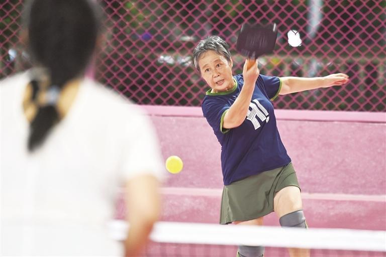 市民“尝鲜”新兴运动匹克球