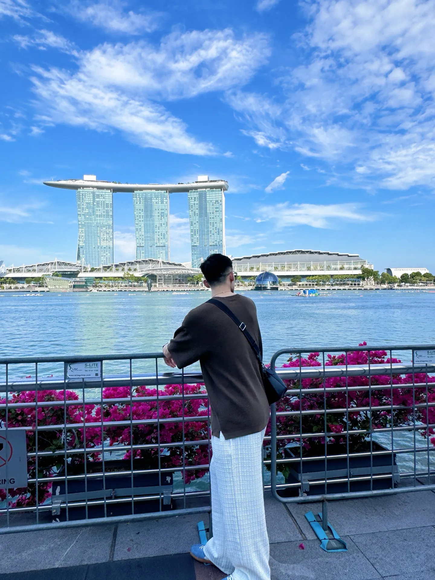 王岚嵚社媒发布旅行碎片：这么近那么美，一年前去趟坡