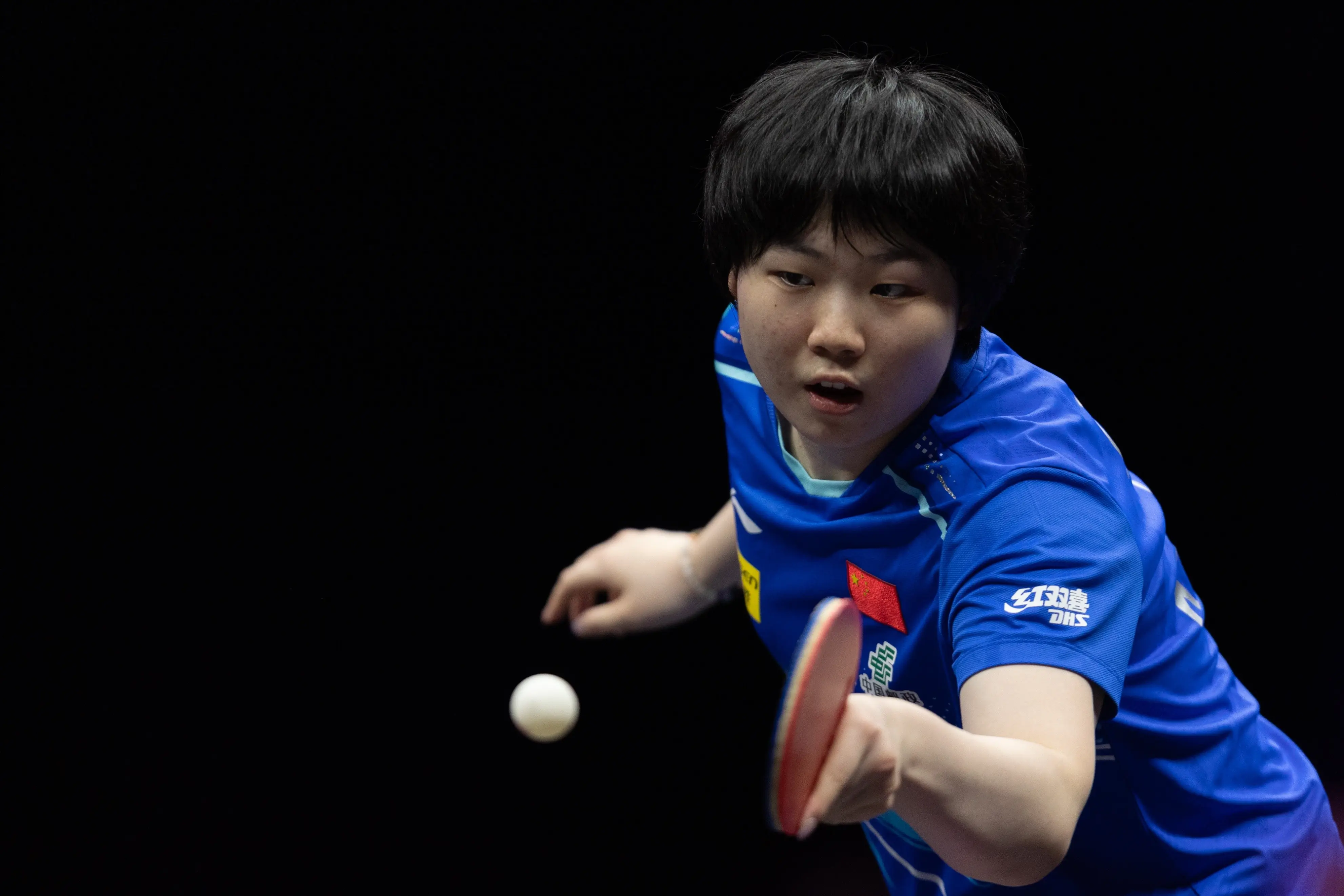 国乒两人一轮游！王楚钦3-0过关成下半区独苗，王艺迪救2赛点晋级
