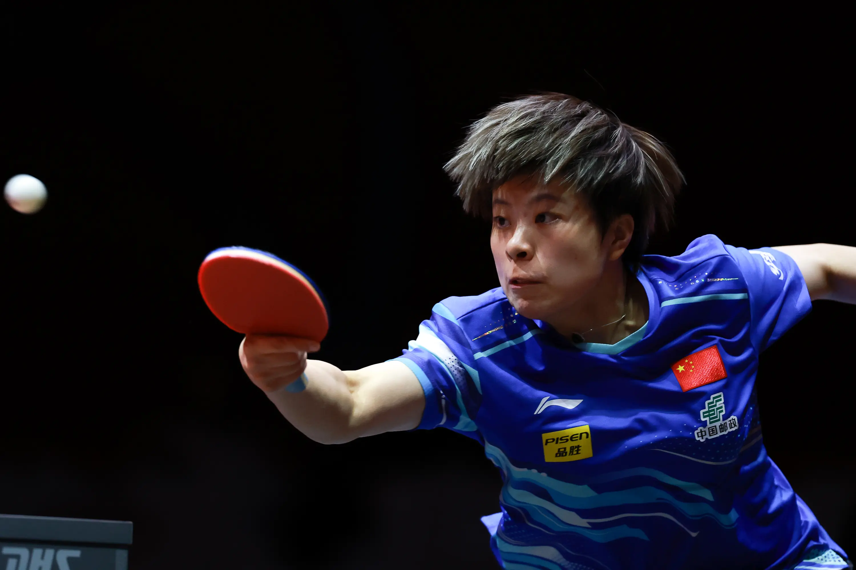 国乒两人一轮游！王楚钦3-0过关成下半区独苗，王艺迪救2赛点晋级