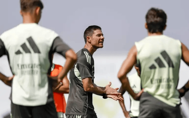 TA：阿隆索团队认为还需2名新援，但皇马高层认为阵容够好了