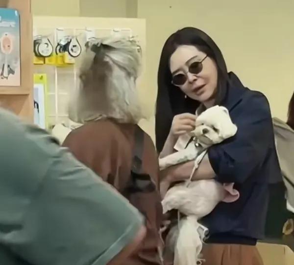 王祖贤现身温哥华商场买衣服，打扮朴素像大妈，脸部僵硬变化好大