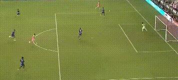 梅西不在！苏亚雷斯活了：勺子点球+2助攻，破9场球荒带队3-1逆转