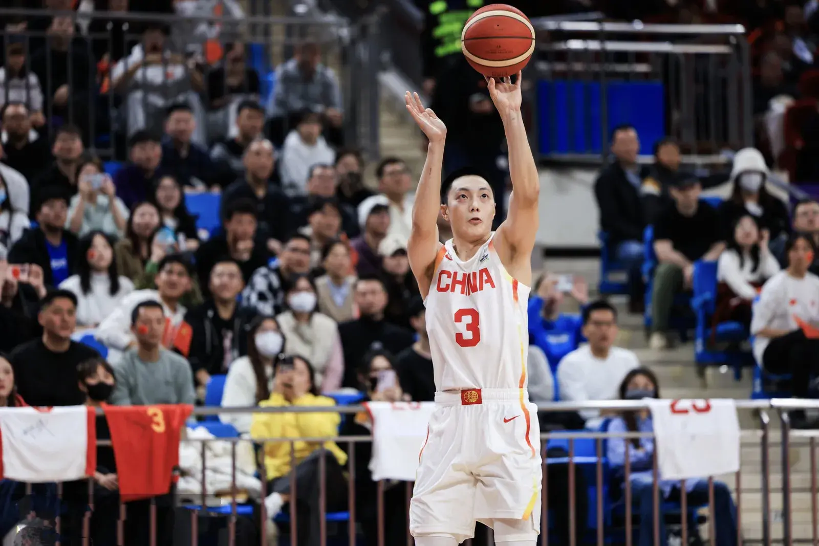 53:31！双胡发威，中国男篮半场打懵印度，胡明轩命中4记三分