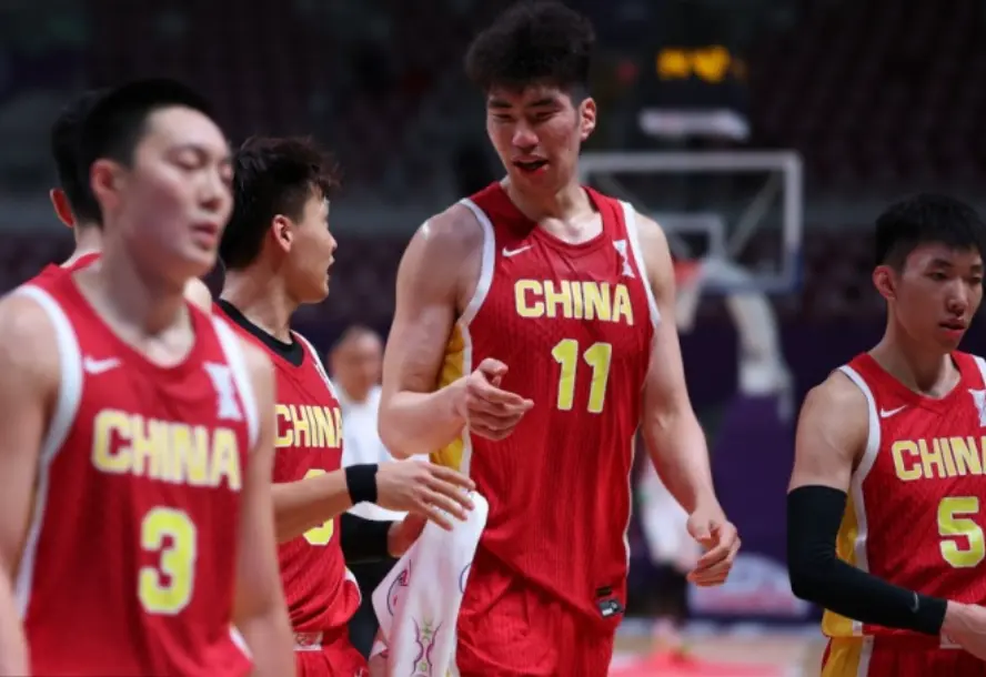中国男篮31分大胜印度男篮！胡明轩三分爆发，王俊杰5中5，裁判引争议