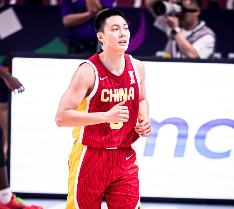 中国男篮31分大胜印度男篮！胡明轩三分爆发，王俊杰5中5，裁判引争议