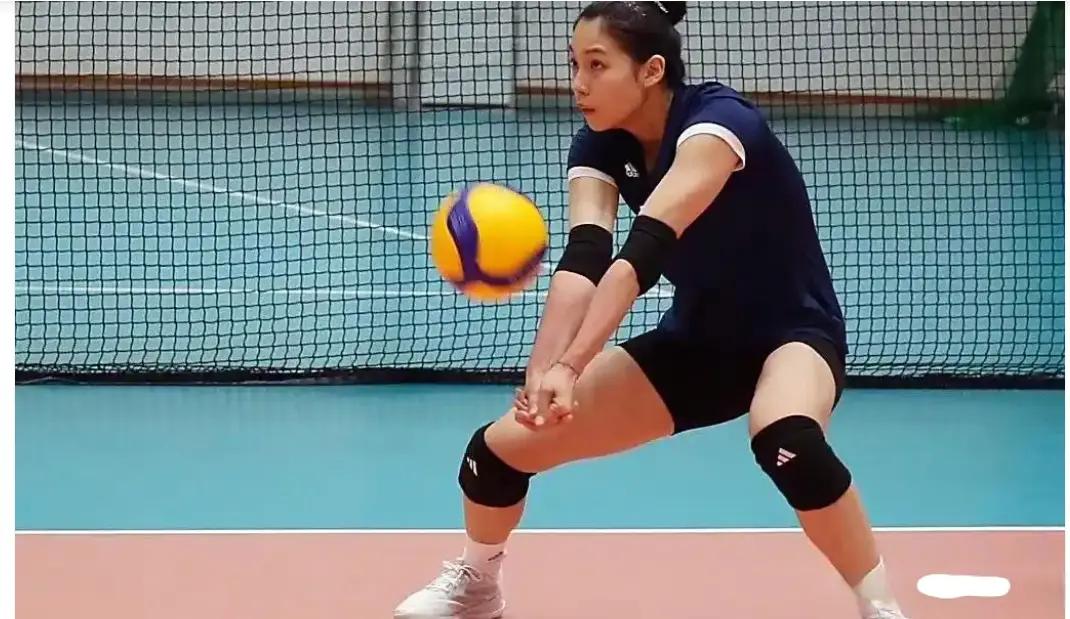 中国女排两朵金花去而复返，赖亚文探班指导，王奥芊仍有回归机会