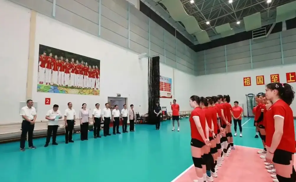 中国女排两朵金花去而复返，赖亚文探班指导，王奥芊仍有回归机会