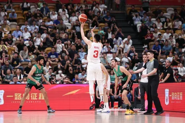 53:31！双胡发威，中国男篮半场打懵印度，胡明轩命中4记三分